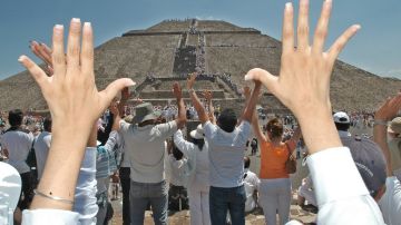 La creencia de la 'carga de energía' lleva a miles a las pirámides mexicanas.