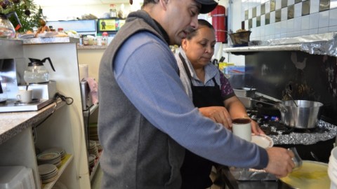 Inmigrantes hispanos laboran en un negocio en Chicago.