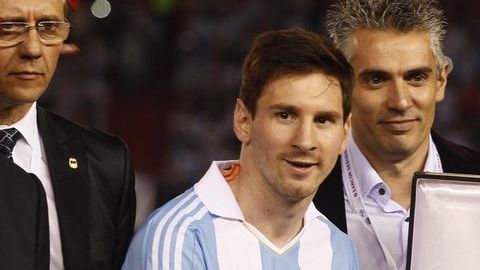 Lio Messi cumplió un centenar de partidos con la albiceleste y la AFA lo reconoció.