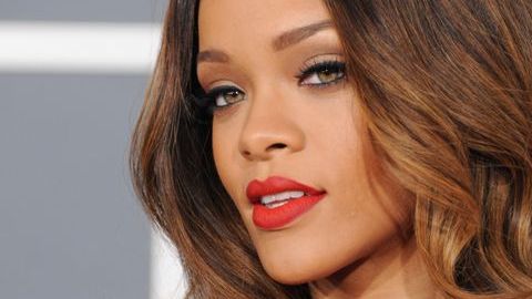 Rihanna visitó hoy una secundaria en el suburbio de Barrington, Illinois.