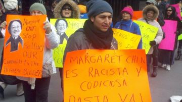 Una coalición de residentes de Loisaida protestó ayer contra el 'racismo económico' de la concejal Margaret Chin.
