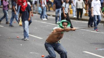 Seguidores chavistas y opositores se enfrentan  en el centro de Caracas (Venezuela), después de que una marcha de estudiantes de oposición tratara de llegar hasta la sede del Consejo Nacional Electotral.