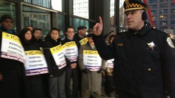 Pie de foto: Acto de desobediencia civil frente al edificio federal Kluczynski en el centro de Chicago.
