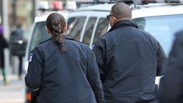 La demanda sostiene que la Policía les negó a las hispanas la asistencia de un intérprete al tratar de denunciar haber sido víctimas de un crimen.