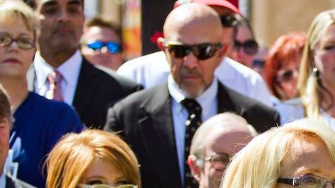 La gobernadora Jan Brewer pretende que los inmigrantes no puedan conseguir licencias de conducir.