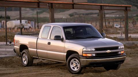 Una de las camionetas pick-up de la advertencia policial es este modelo del 2002 llamado Chevrolet Silverado.