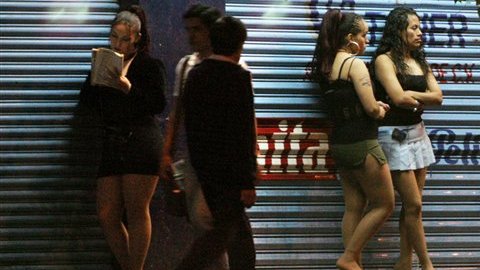 Las mujeres dijeron a las autoridades que fueron "enganchadas" (capturadas) y obligadas a ejercer la prostitución bajo amenazas.