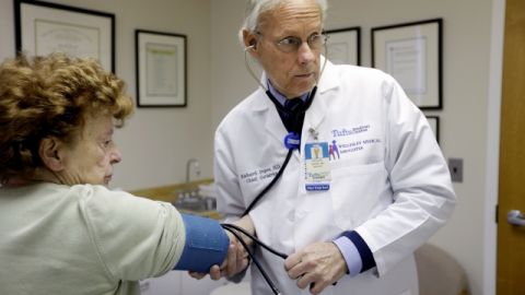 El 1 de enero de 2014 se activará la cobertura de la reforma de salud.