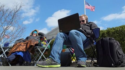 Varias personas desafían el frío y esperan en el exterior de la Corte Suprema en Washington para escuchar los argumentos orales sobre los casos de matrimonios gays que serán evaluados la próxima semana.