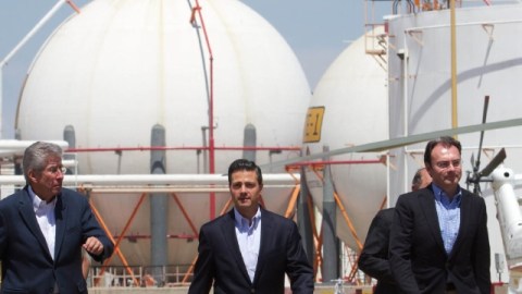 Enrique Peña Nieto (centro) durante el acto conmemorativo del 75 aniversario de la expropiación del petróleo, en Guanajuato.