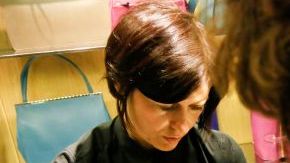 Una empleada de Barney's, en Nueva York, utiliza un iPod para ayudar a una consumidora a hacer su compra.