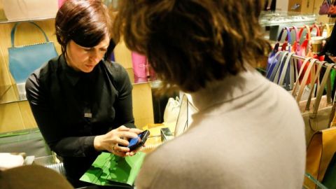 Una empleada de Barney's, en Nueva York, utiliza un iPod para ayudar a una consumidora a hacer su compra.