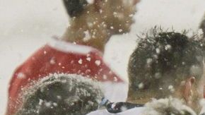 Hubo un momento en que el partido se suspendió momentáneamente para checar las condiciones.