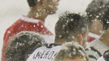 Hubo un momento en que el partido se suspendió momentáneamente para checar las condiciones.