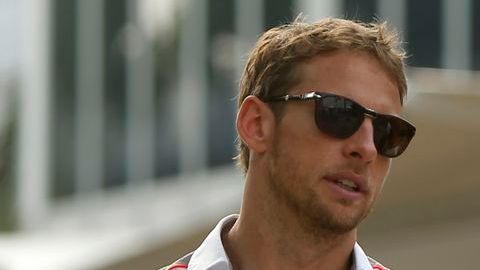 Pérez (D) platica con su compañero Jenson Button (I).