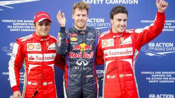 Vettel (C) celebra junto a Massa (I) y Alonso (D).