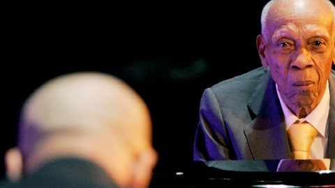 Bebo Valdés en un concierto en Casa de América, en Madrid, en el 2008. El músico será enterrado junto a su esposa.