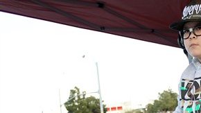 Ri-yan Dolan, también conocido como DJ BabyChino, pone la música antes de un partido de baloncesto masculino de UNLV en Las Vegas.