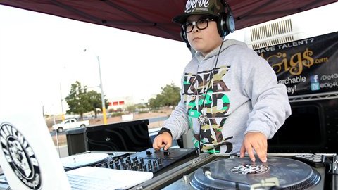 Ri-yan Dolan, también conocido como DJ BabyChino, pone la música antes de un partido de baloncesto masculino de UNLV en Las Vegas.