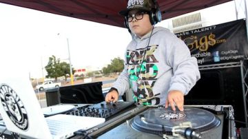 Ri-yan Dolan, también conocido como DJ BabyChino, pone la música antes de un partido de baloncesto masculino de UNLV en Las Vegas.