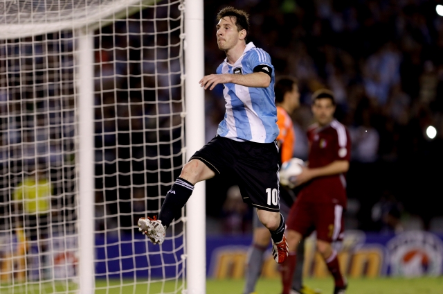 Messi celebra con los 59 mil aficionados en el Estadio Monumental su octavo gol en la eliminatoria.