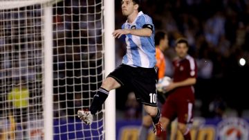 Messi celebra con los 59 mil aficionados en el Estadio Monumental su octavo gol en la eliminatoria.