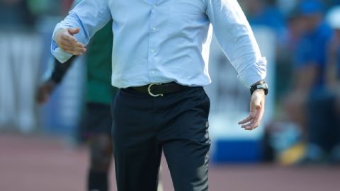 José Manuel de la Torre, técnico del Tri, muestra su molestia por la manera de llevar el partido del árbitro Campbell.