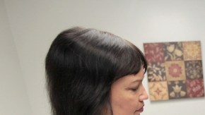 Daisy Villanueva de 16 años y estudiante de Santee es medida por la doctora Italia Solorzano.