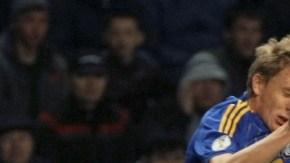 El delantero alemán Thomas Mueller (der.) gana una pelota por alto al defensa de   Kazajistán, Aleksandr Kirov, en  el juego de ayer.