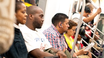 El fallo responde a una demanda presentada por dos aficionados a los trenes que fueron detenidos por la Policía mientras tomaban fotos en una estación del "subway" en Queens.