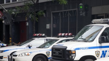 Los nombres de los implicados no han sido divulgados por las autoridades; tampoco el del oficial que disparó.