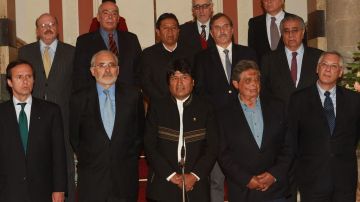 Morales (C) cuenta con el apoyo de expresidentes y diplomáticos de su país.