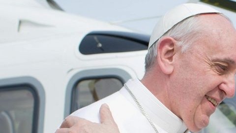 Benedicto XVI (D) recibió a su sucesor Francisco con un abrazo.