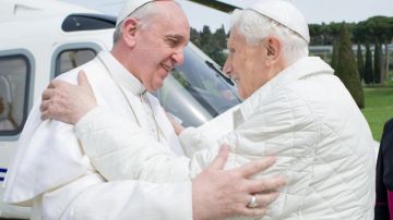 Benedicto XVI (D) recibió a su sucesor Francisco con un abrazo.