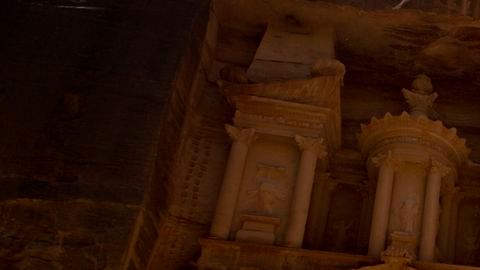El presidente Obama observa las ruinas de Petra, una de las nuevas Maravillas del Mundo.