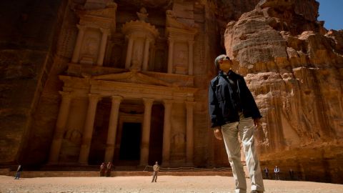 El presidente Obama observa las ruinas de Petra, una de las nuevas Maravillas del Mundo.