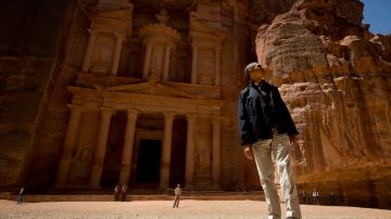 El presidente Obama observa las ruinas de Petra, una de las nuevas Maravillas del Mundo.