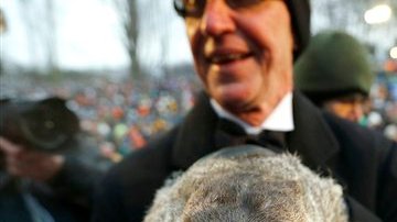 La tradición dice que si una marmota sale de su hibernación el 2 de febrero y no ve su sombra por ser un día nublado, saldrá de su madriguera y ello pronostica que el frío terminará pronto. Y al parecer, Phil se equivocó este año.