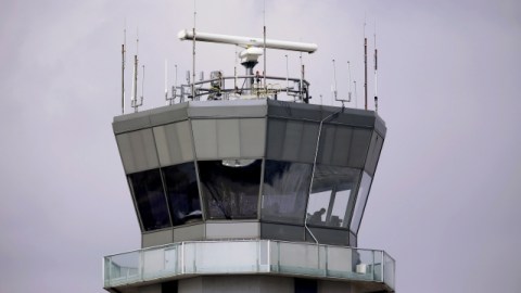 Los recortes sobre la FAA podrían ocasionar retrasos en los vuelos dentro del país debido al descenso del personal operativo.