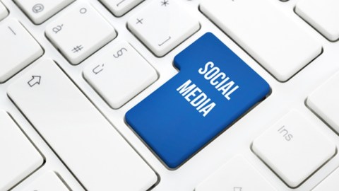 Grupos defensores de los derechos humanos han criticado a Arabia Saudí por sus limitadas libertades y costumbres ultraconservadoras en cuanto acceso a internet y redes sociales.