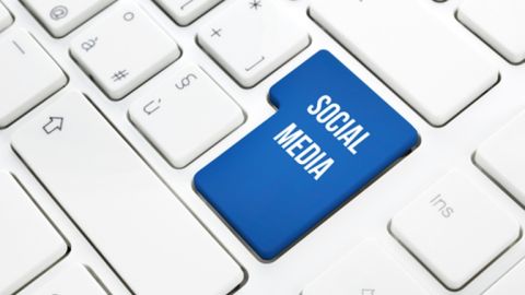 Grupos defensores de los derechos humanos han criticado a Arabia Saudí por sus limitadas libertades y costumbres ultraconservadoras en cuanto acceso a internet y redes sociales.