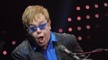 El filme de Elton John estará a cargo del realizador estadounidense Michael Gracey.