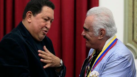 El presidente de Venezuela, Hugo Chávez, cuando recibió en el Palacio de Miraflores al cantante mexicano Vicente Fernández, el 12 de septiembre del 2012.