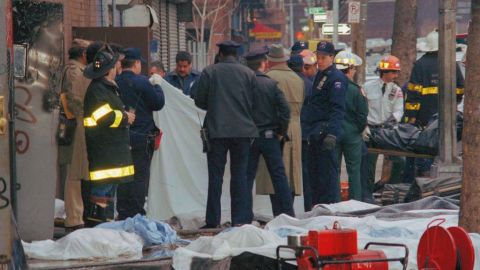 Foto de 1990 que muestra cuando los equipos de rescate sacaban los cuerpos de las víctimas y los colocaban en la acera, tras el incendio en la discoteca Happy Land en El Bronx.
