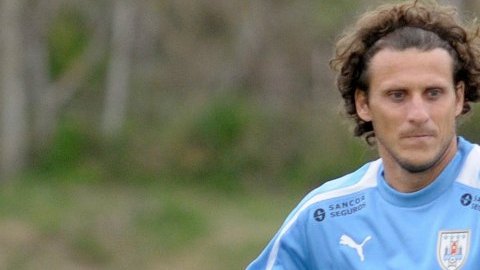 Diego Forlán, uno de los referentes de Uruguay, se prepara para el duelo ante Chile