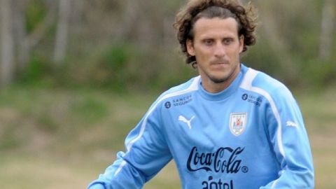 Diego Forlán, uno de los referentes de Uruguay, se prepara para el duelo ante Chile