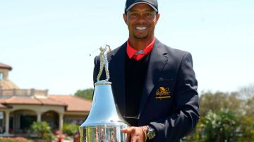 Tiger Woods ganó el torneo Arnold Palmer Invitational y recuperó el primer lugar en la clasificación mundial.