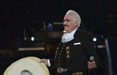 En el más corto de sus conciertos en LA, Vicente Fernández fue despedido con 'Las golondrinas'.