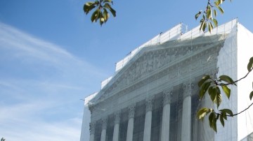 Este martes los nueve jueces del Tribunal Supremo escucharán los argumentos en un caso que ha impugnado la Propuesta 8 de California contra los matrimonios entre personas del mismo género.