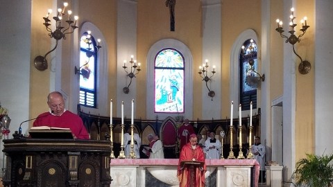 Monseñor Roberto González Nieves denunció a las empresas que obligan a sus empleados a trabajar los domingos.